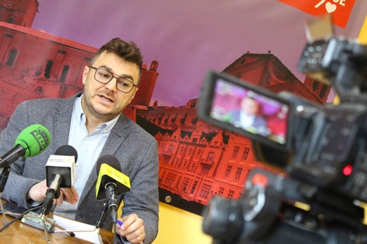 Luis Manuel Pascual atendiendo a los medios de comunicación // Foto: La Voz